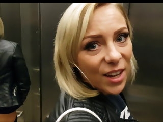 Geile Blondine vernascht User public im Aufzug